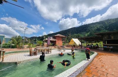 រមណីដ្ឋានផ្ទះចម្ការស្នេហ៍លីលី